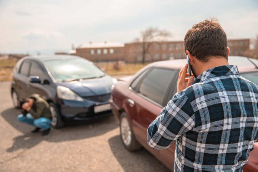 Car accident, the driver calls the police.